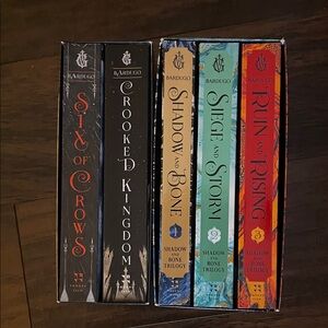 Fantasy Book Sets Shadow and Bone / Six of Crows